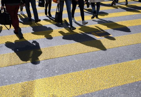 Menschen gehen ueber einen Fussgaengerstreifen am Mittwoch, 4. April 2018 in Bern. (KEYSTONE/Anthony Anex)