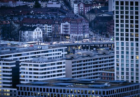 Stau auf der Hardbruecke, aufgenommen am Montag, 12. Februar 2024 in Zuerich. (KEYSTONE/Michael Buholzer)