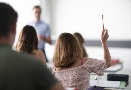 Gymi Schueler und Schuelerinnen der 5 Klasse folgen der Geografie Unterricht an der Kanti Glarus am 17. Juni 2019 in Glarus. (KEYSTONE/Gaetan Bally)