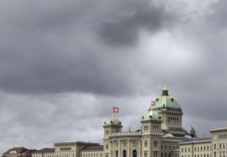 Das Bundeshaus fotografiert bei straken Wind am 12, 3 2018 in Bern. (KEYSTONE/Gaetan Bally)