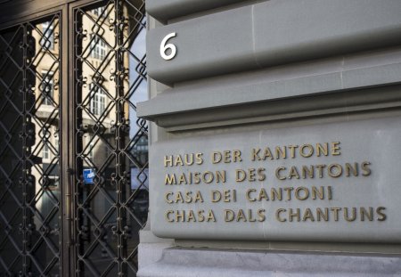 Eingang zum Haus der Kantone, am Montag, 3. November 2014 in Bern. (KEYSTONE/Peter Klaunzer)
