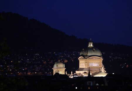 Bundeshaus in Bern bei Nacht