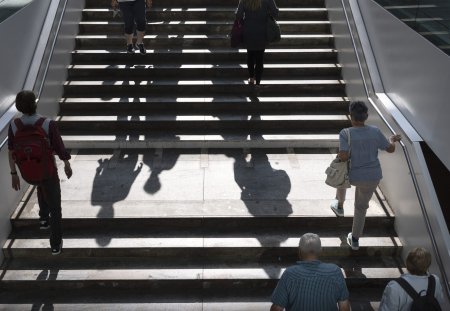 Personen steigen die Treppe hinauf, um aus der Unterfuehrung des Bahnhofs Winterthur auf den Bahnhofsplatz zu gelangen, fotografiert am Freitag, 23. August 2024. (KEYSTONE/Gaetan Bally)