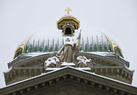 Schnee liegt auf der Kuppel des Bundeshauses, am Freitag, 22. November 2024 in Bern. Die verbreiteten Schneefaelle vom Vorabend und in der Nacht haben in weiten Teilen des Mittellands zu Verkehrsbehinderungen gefuehrt. In tieferen Lagen fielen verbreitet 20-30cm Schnee. (KEYSTONE/Peter Klaunzer)