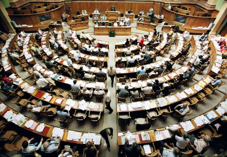 Eine Sitzung im Nationalratssaal des Bundeshauses am 16. September 2003 mit den im Halbrund angeordneten, zum Rednerpult zeigenden Sitzreihen. (KEYSTONE/Michael Stahl) === ===