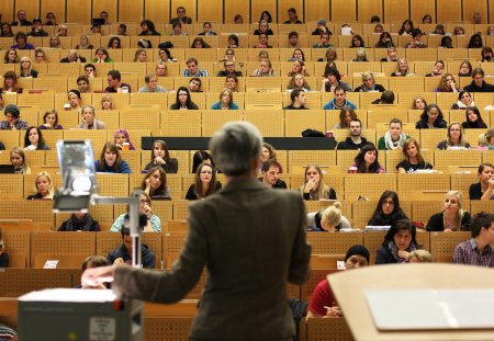 ARCHIV - 17.10.2011, Nordrhein-Westfalen, Bochum: Eine Professorin ht in einem Hsaal der Ruhr-Universit eine Vorlesung. Das Hochschulministerium fdert Frauen in den Wissenschaften mit insgesamt 7,5 Millionen Euro. (zu dpa: Frauen in der Wissenschaft sollen gefdert werden) Foto: Fabian Stratenschulte/dpa +++ dpa-Bildfunk +++ (KEYSTONE/DPA/Fabian Stratenschulte)