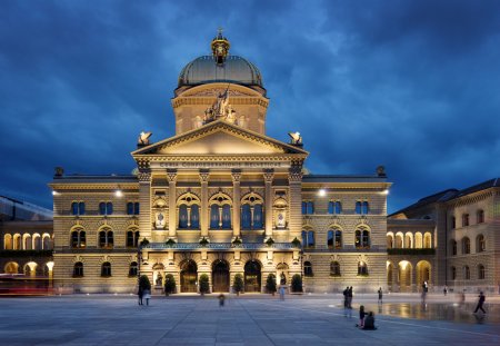 Schweiz, Bern. Bundeshaus. Nordfassade des Bundeshaus am Bundesplatz, 09/2013

Engl.: Europe, Switzerland, Bern. The Bundeshaus, the Federal Palace of Switzerland (Swiss Parliament Building), September 2013