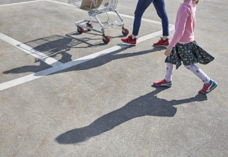 [Symbolic Image, Staged Picture, ] A woman pushes a shopping cart, with a child on her side, on the roof of the shopping center in Emmen, photographed on April 21, 2016 in Emmen, Canton of Lucerne. (KEYSTONE/Christof Schuerpf)

[Gestellte Aufnahme, Symbolbild, ] Eine Frau schiebt einen Einkaufswagen, waehrend ein Kind nebenher geht, auf dem Dachgeschoss des Parkhauses des Shoppingcenter Emmen, fotografiert am 21. April 2016 in Emmen. (KEYSTONE/Christof Schuerpf)