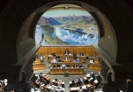 Ausblick von der Zuschauertribuene in den Nationalratssaal an der Sommersession der Eidgenoessischen Raete, am Dienstag, 13. Juni 2017 in Bern. (KEYSTONE/Thomas Delley).