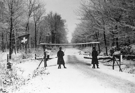 During World War I, soldiers of the Swiss Army keep watch in wintery conditions at the border triangle Switzerland, Germany and France, set between the Alsacian village Pfetterhausen, the German place Roeschlitz and the Swiss hamlet Brischweiler, undated image taken during the years of war between 1914 and 1918. (KEYSTONE/PHOTOPRESS-ARCHIV/Str)

Soldaten der Schweizer Armee stehen im Ersten Weltkrieg bei winterlichen Verhaeltnissen an der Dreilaendergrenze Schweiz, Deutschland und Frankreich, zwischen dem elssaesischen Dorf Pfetterhausen, dem deutschen Ort Roeschlitz und dem schweizerischen Brischweiler Wache, undatierte Aufnahme aus den Kriegsjahren zwischen 1914 und 1918. (KEYSTONE/PHOTOPRESS-ARCHIV/Str)