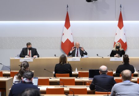 Bundesrat Ueli Maurer, zweite-links, spricht an der Seite von Regierungsrat Kaspar Michel, Vorsteher des Finanzdepartements des Kantons Schwyz und Vorstandsmitglied der Konferenz der kantonalen Finanzdirektorinnen und Finanzdirektoren (FDK), Staatsraetin Nathalie Fontanet, Vorsteherin des Departements fuer Finanzen und Personal des Kantons Genf und Vorstandsmitglied der Konferenz der kantonalen Finanzdirektorinnen und Finanzdirektoren (FDK) und Vizekanzler Andre Simonazzi, Bundesratssprecher, von links, waehrend einer Medienkonferenz ueber das OECD / G20-Projekt zur Besteuerung der digitalisierten Wirtschaft: Umsetzung der Mindestbesteuerung in der Schweiz, am Donnerstag, 13. Januar 2022, in Bern. (KEYSTONE/Anthony Anex)