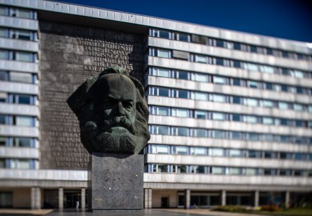 07.10.2021, Sachsen, Chemnitz: Markant ragt das Karl-Marx-Monument im Zentrum von Chemnitz empor. Der "Nischel", wie die Chemnitzer ihre riesige Marx-Skulptur nennen, ziert Briefmarken, Tassen und Kreditkarten. Nun wird er 50. Der 40 Tonnen schwere, riesige Philosophenkopf aus Bronze gilt als die zweitgrte Portrbte der Welt. Sie stammt vom russischen Bildhauer Lew Kerbel (1917-2003) und wurde am 9. Oktober 1971 vor 250 000 Menschen enthlt. (Foto aufgenommen mit Tilt-Shift-Objektiv) Foto: Hendrik Schmidt/dpa-Zentralbild/dpa +++ dpa-Bildfunk +++ (KEYSTONE/DPA/Hendrik Schmidt)