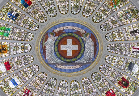 Die Kuppel des Bundeshauses mit den Kantonswappen und dem Satz "UNUS PRO OMNIBUS, OMNES PRO UNO" - "Einer fuer alle, alle fuer einen", am Tag der offenen Tuer im Bundeshaus, am Samstag, 2. Februar 2019 in Bern. (KEYSTONE/Peter Klaunzer)