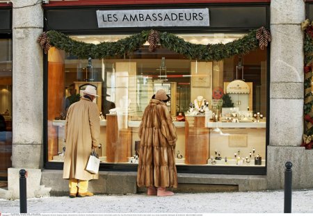 Schweiz, St. Moritz, Via Serlas, Einkaufsmeile, Shoppingmeile, Passanten, Shopping, Shoppen, Einkaufsbummel, Schaufenster, Schaufensterbummel, Schmuck, Schmuckladen, Juwelier, Paar, Frau, Pelz, Pelmantel, Reiche, Reichtum, Statussymbol, Luxus, Europa, Graubuenden, Oberengadin. (KEYSTONE/LAIF/Galli) === ===
