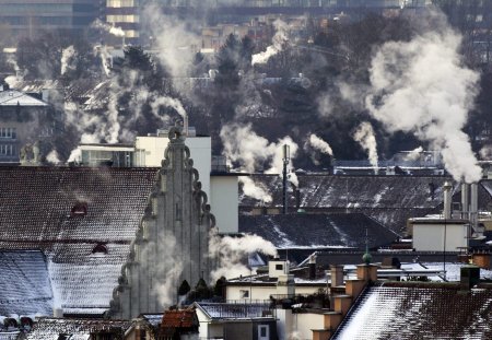 Kamine dampfen am Freitag, 3. Februar 2012, in Zuerich. Die Kaeltewelle ist noch nicht ausgestanden. Am Wochenende und zu Beginn der naechsten Woche koennte es durchaus noch kaelter werden als in der vergangenen Nacht, wie SF Meteo schreibt. (KEYSTONE/Alessandro Della Bella)....Smoke rises from chimneys on a cold winter day in Zurich, Switzerland, Friday, February 3, 2012. A cold spell has reached Europe with temperatures plummeting far below zero. (KEYSTONE/Alessandro Della Bella)