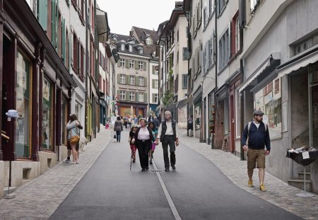 People walking down the historic Spalenberg in Basel, pictured on 8. june 2015.
 
Der Spalenberg in Basel. Menschen bummeln durch Quartier mit gepflegten Wohnhaeuser mit schoenen Malereien und kleinen Laeden, aufgenommen am 8. Juni 2015.