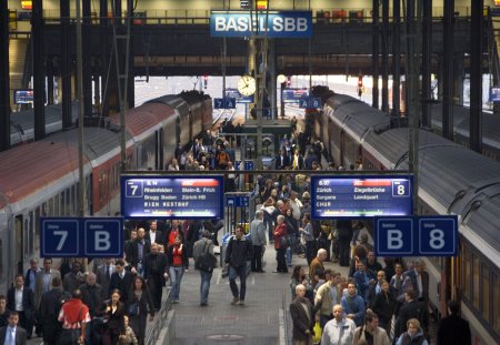 Passengers get off the trains on platform 7 and 8 at the Swiss Federal Railways (SBB) station in Basel, Switzerland, pictured on October 12, 2006. (KEYSTONE/Martin Ruetschi) 

Pendler nach der Ankunft der Zuege auf den Perrons 7 und 8 im SBB Bahnhof in Basel, aufgenommen am 12. Oktober 2006. (KEYSTONE/Martin Ruetschi)