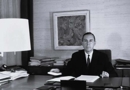 Portrait of Federal Councillor Hans-Peter Tschudi, pictured in the 1950ies. Tschudi represents the Social Democractic Party of Switzerland from 1959 until 1973 in the government, serving as the minister of the interior. In 1965 and in 1970 he is the president of the Federal Council and its vice-president in 1964 and in 1969. (KEYSTONE/Photopress-Archiv/RIA/Str)

Bundesrat Hans-Peter Tschudi bearbeitet Dossiers, aufgenommen in den 50er Jahren. Tschudi ist von 1959 bis 1973 als Vertreter der sozialdemokratischen Partei im Bundesrat fuer das Departement des Innern zustaendig. In den Jahren 1965 und 1970 ist Tschudi Bundespraesident und 1964 und 1969 Vizepraesident. Am 20. September 2002 stirbt Hans-Peter Tschudi. (KEYSTONE/Photopress-Archiv/RIA/Str)