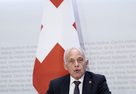 Bundesrat Ueli Maurer spricht waehrend einer Medienkonferenz des Bundesrates zu den Resultaten der eidgenoessischen Abstimmungen, am Sonntag, 15. Mai 2022 in Bern. Das eidgenoessische Stimmvolk hat am Sonntag ueber drei Vorlagen abgestimmt: Die Uebernahme der EU-Verordnung ueber die Europaeische Grenz- und Kuestenwache (Frontex), die Aenderung des Transplantationsgesetzes und die Aenderung des Filmgesetzes (Lex Netflix). (KEYSTONE/Peter Klaunzer)