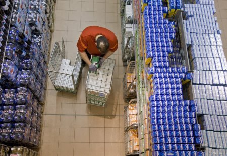 An employee of supermarket chain "Migros"' at the Glattzentrum shopping mall in Wallisellen in the canton of Zurich, Switzerland, fills up a shelf with drinks, pictured on February 24, 2009. (KEYSTONE/Alessandro Della Bella)

Ein Mitarbeiter der Migros im Glattzentrum in Wallisellen im Kanton Zuerich fuellt am 24. Februar 2009 ein Regal mit Getraenken auf. (KEYSTONE/Alessandro Della Bella)