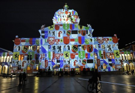 Zur Wiederroeffnungsfeier nach der Renovation beleuchtet der Lichtkuenstler Gery Hofstetter die Nordfassade des Parlamentsgebaeudes, am Freitag 22. November 2008 in Bern. (KEYSTONE/Marcel Bieri)