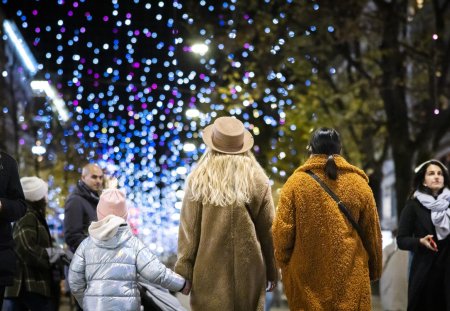 People gather to watch the Christmas illumination "Lucy" as it is switched on the first time of the year at the Bahnhofstrasse in Zurich, Switzerland on Thursday, November 24, 2022. (KEYSTONE/Michael Buholzer)