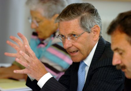 Rudolf Walser, Geschaeftsleitungsmitglied von Economiesuisse, referiert am Dienstag, 14. Juni 2005, anlaesslich einer gemeinsamen Pressekonferenz von Economiesuisse und Swisscontact in Zuerich. Die Referenten aeusserten sich zu Risiko und Finanzierung im Entwicklungsprozess. (KEYSTONE/Steffen Schmidt)
