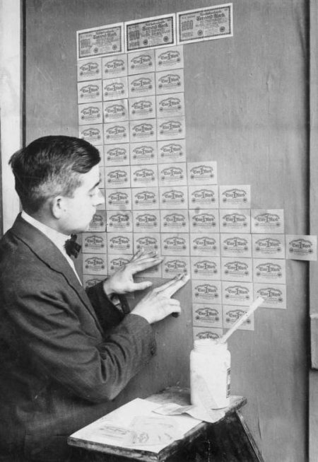 Billiger als Tapeten: tapezieren mit Geldscheinen, Deutschland 1923.