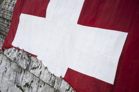Die 80x80 Meter grosse Schweizerfahne haengt an einer Felswand unterhalb des Saentis, anlaesslich des Nationalfeiertags, am Mittwoch, 31. Juli 2024, auf der Schwaegalp. (KEYSTONE/Gian Ehrenzeller)