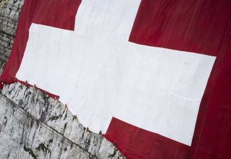 Die 80x80 Meter grosse Schweizerfahne haengt an einer Felswand unterhalb des Saentis, anlaesslich des Nationalfeiertags, am Mittwoch, 31. Juli 2024, auf der Schwaegalp. (KEYSTONE/Gian Ehrenzeller)