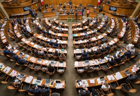 Blick in die Säle von National- und Ständerat.